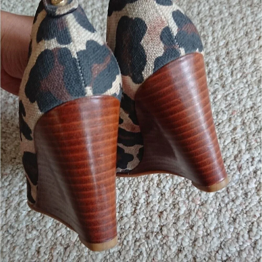 Stuart Weitzman fabric Leopard flowers Print Peep Toe wedges Size 10M
